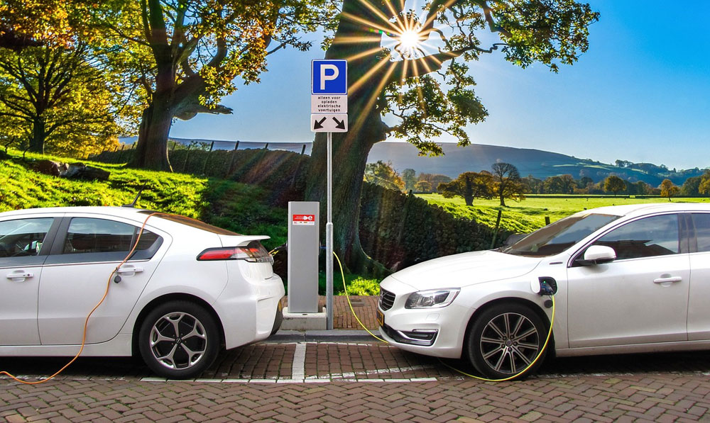 Az Elektromos Autók Jövője: Akkumulátorok és Hidrogén, mint Energiatárolási Megoldások